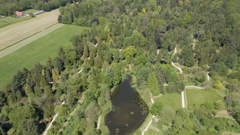 Antenne-Des-Schönen-Großen-Parks-Mit-Einem-Teich-Und-Wanderwegen