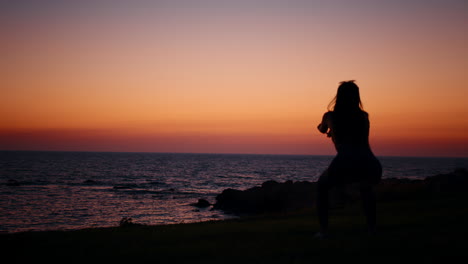 mujer trabajando al atardecer junto al océano