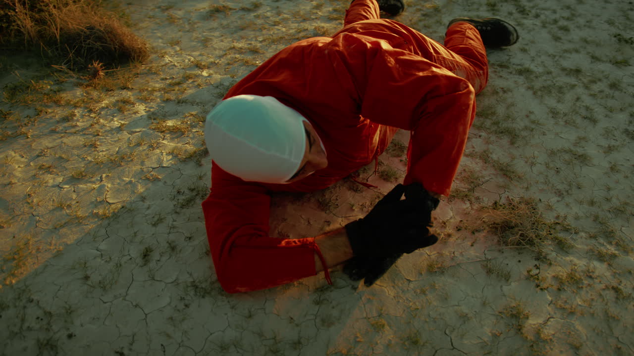 astronauta agonizando en la tierra en un planeta con atmósfera tóxica aire