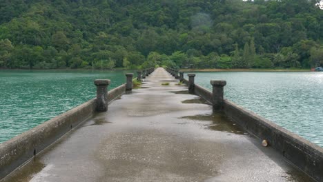 Leerer-Pier-Mit-Tropischer-Insel-Im-Hintergrund