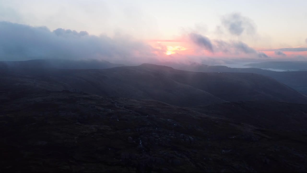 niebla matutina instalándose en peak district kinder scout antena del reino unido