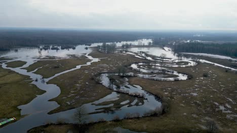 Toma-Aérea-Del-Parque-Nacional-De-Soomaa-Durante-La-Primavera-Cuando-Se-Desborda