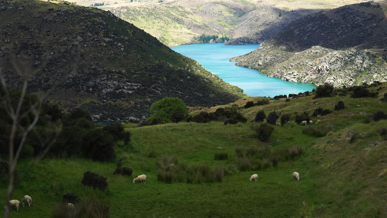 Paesaggio di valle montuosa e fiume azzurro intenso a Cromwell, Nuova Zelanda