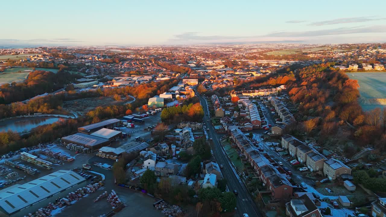 el amanecer en una mañana de invierno muy fría en yorkshire, reino unido