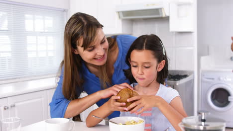 Eine-Glückliche-Familie,-Die-Zusammen-Kocht