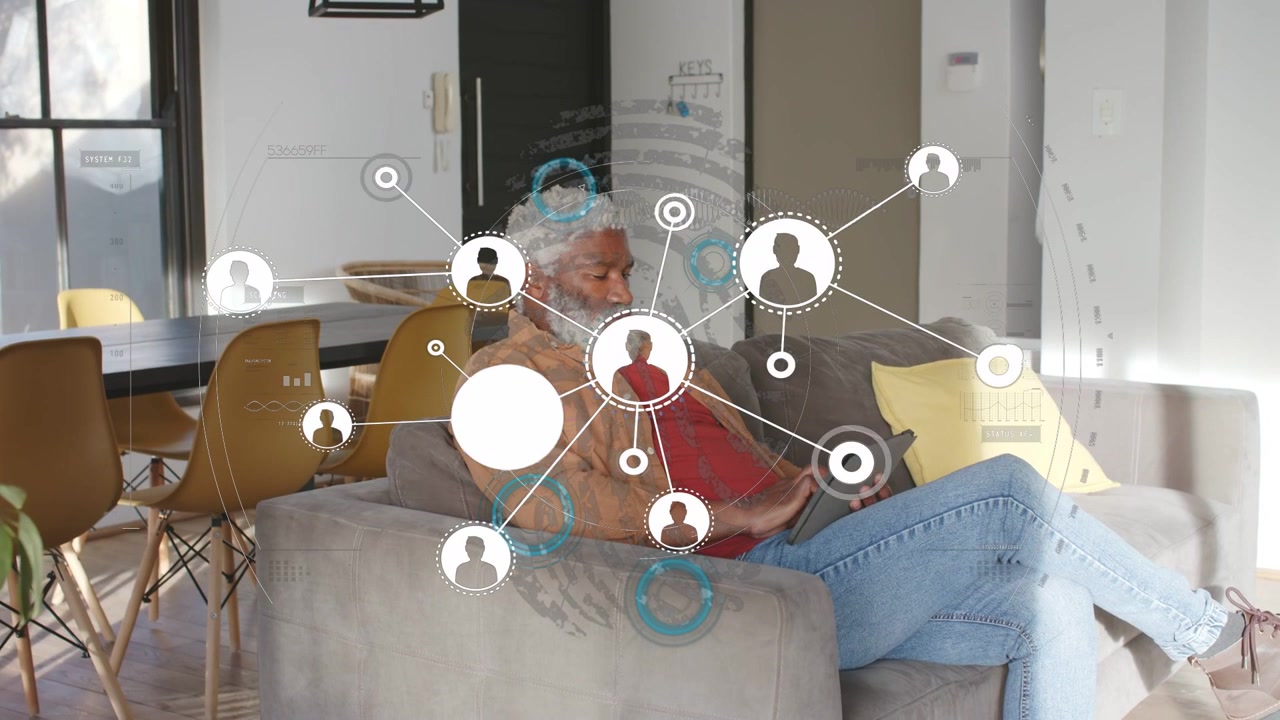Uomo maturo seduto sul divano che tocca un tablet, avviando una sovrapposizione di rete tecnologica con nodi avatar che si connettono.