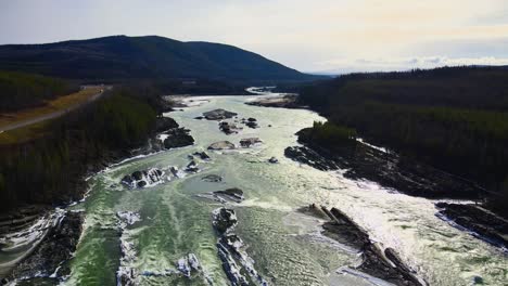 Río-Liard-Con-Rápidos-En-Canadá-En-Un-Día-Helado,-Seguimiento-De-Disparos-De-Drones