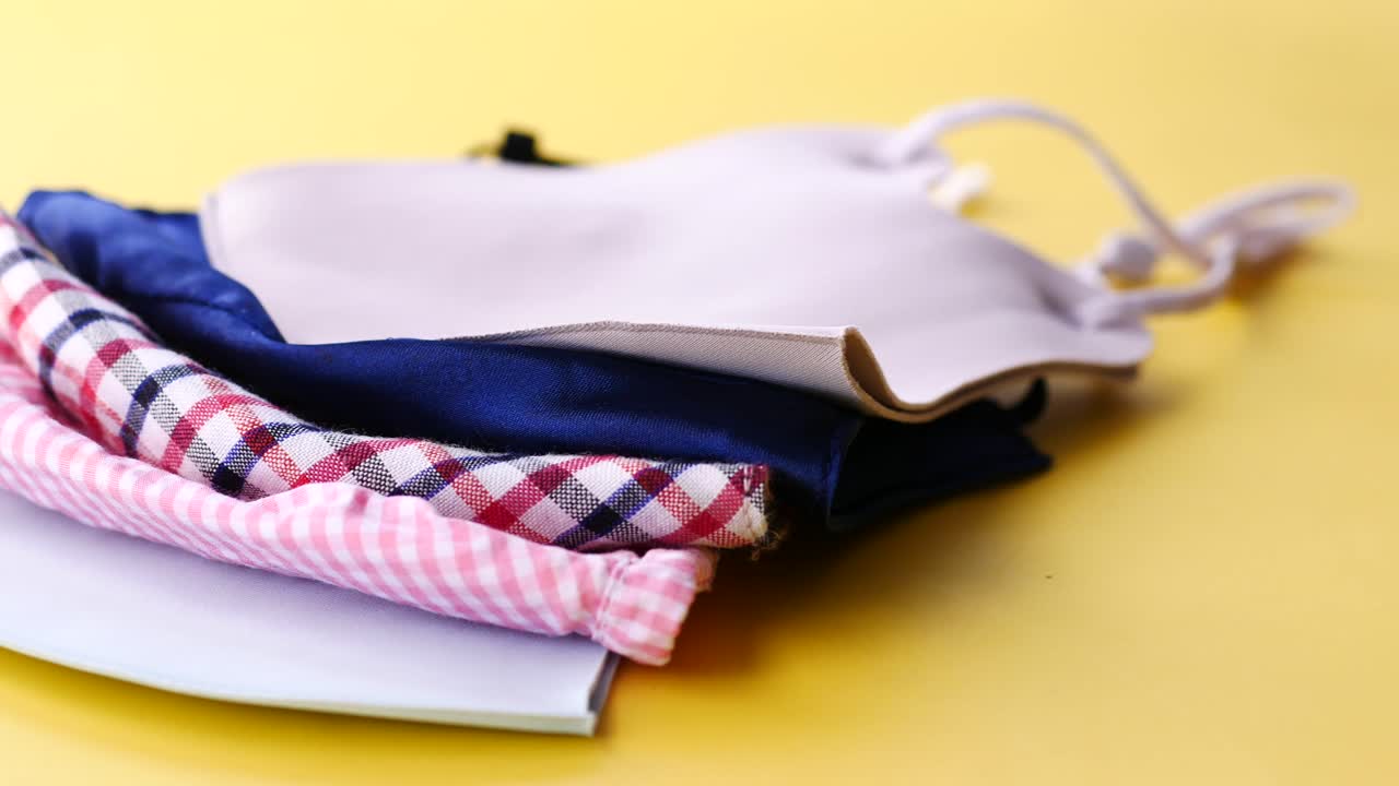 다양한 패턴으로 쌓인 천 얼굴 마스크