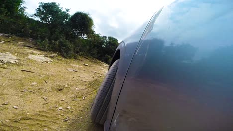 la vista desde la cámara montada en el jeep en un viaje por carretera a través del campo a cámara lenta 60 fps