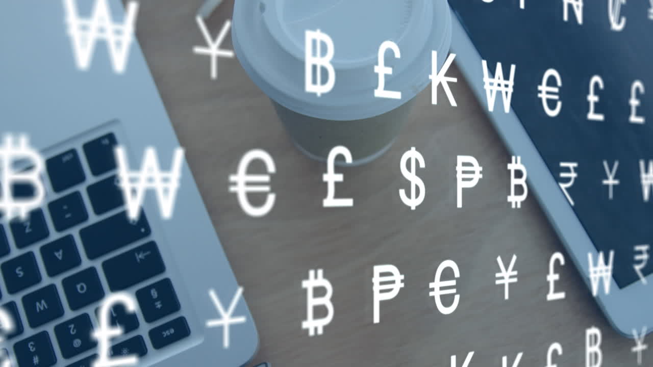 Animazione di simboli di valuta in movimento su caffè, laptop e tablet su una scrivania.