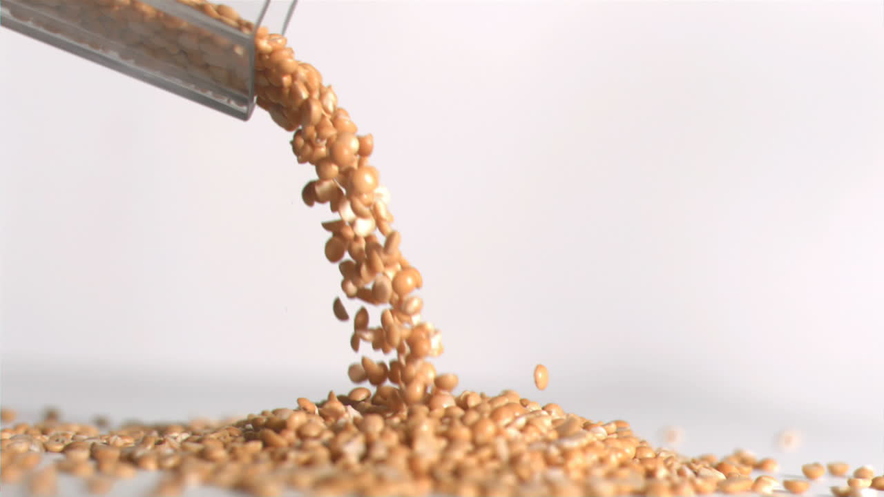 los cacahuetes cayendo en cámara súper lenta