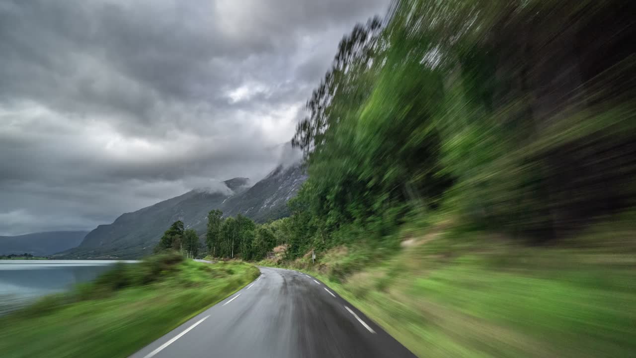 un paseo por la carretera estrecha en el campo noruego