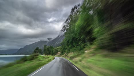 Eine-Fahrt-Auf-Der-Schmalen-Straße-In-Der-Norwegischen-Landschaft