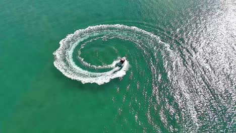 jet ski creando patrones circulares en el agua