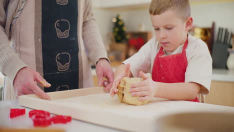 al niño le gusta amasar la masa en la cocina