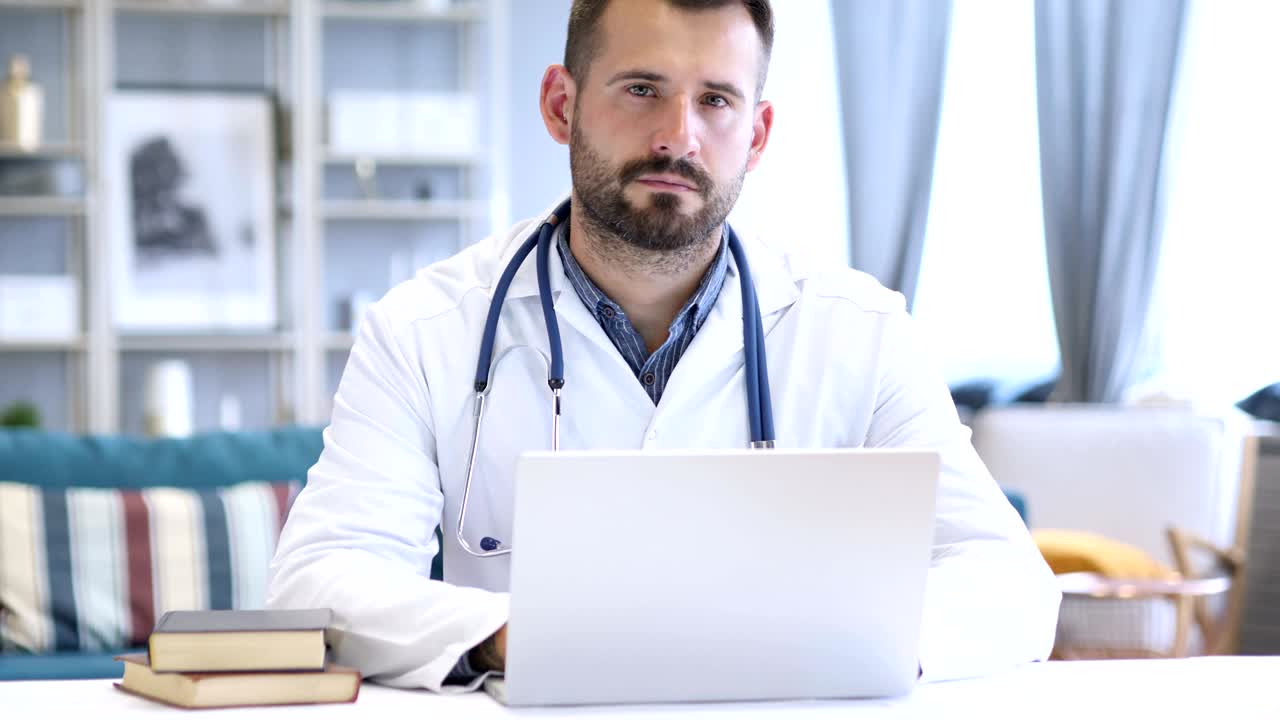 médico serio en el trabajo mirando a la cámara