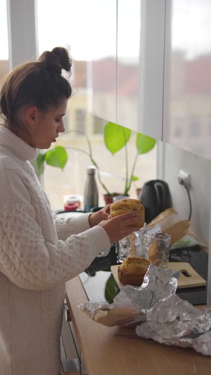 Mulher assando pão e bolo na cozinha