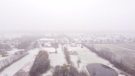 Vista-Aérea-De-Un-Campo-Nevado,-Zona-Residencial-Del-Sureste-De-Michigan-Durante-Una-Rara-Tormenta-De-Nieve