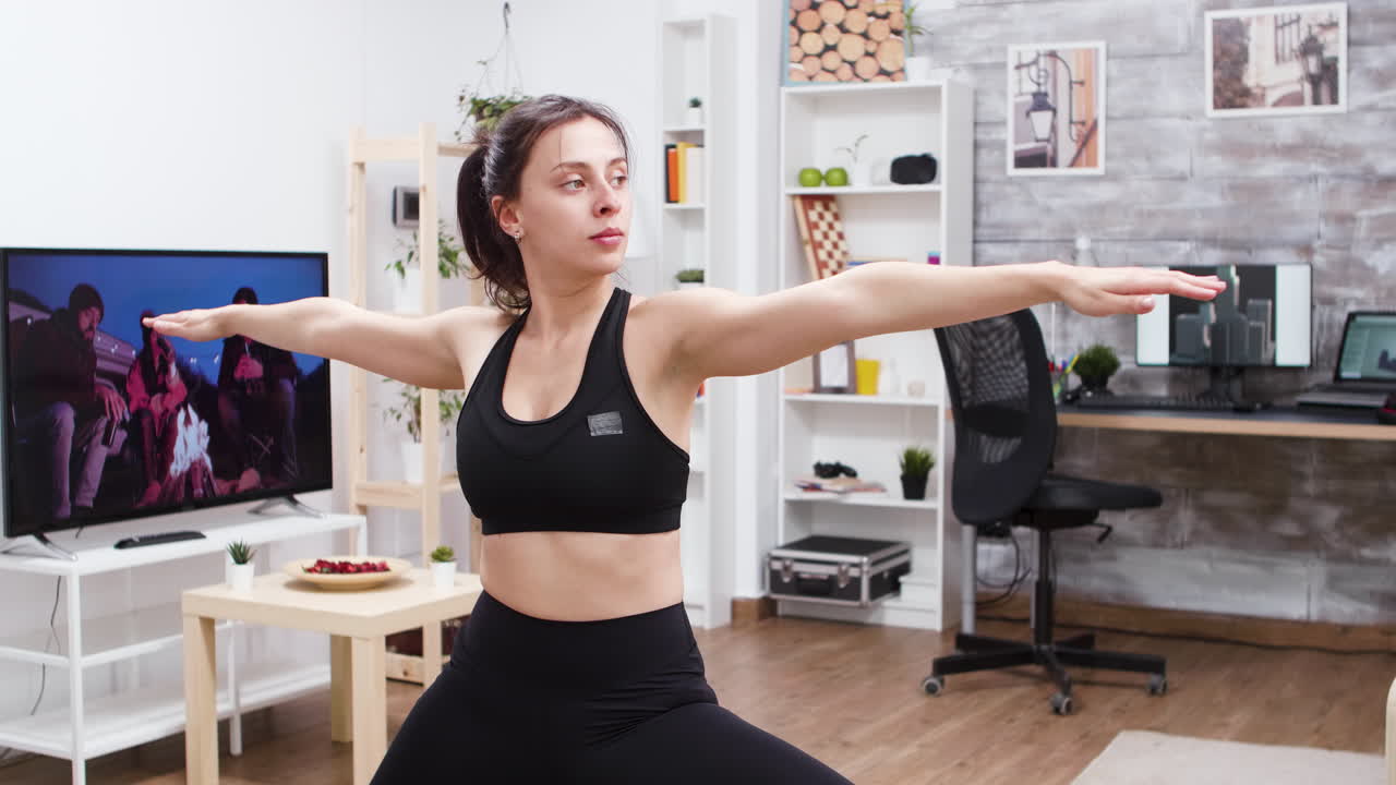mujer haciendo yoga en casa