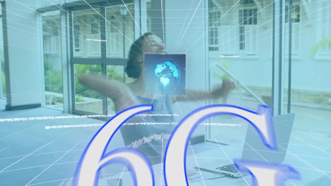 스마트 폰을 사용하는 2 인종 사업가 여성에 대한 6g 텍스트 및 데이터 처리의 애니메이션