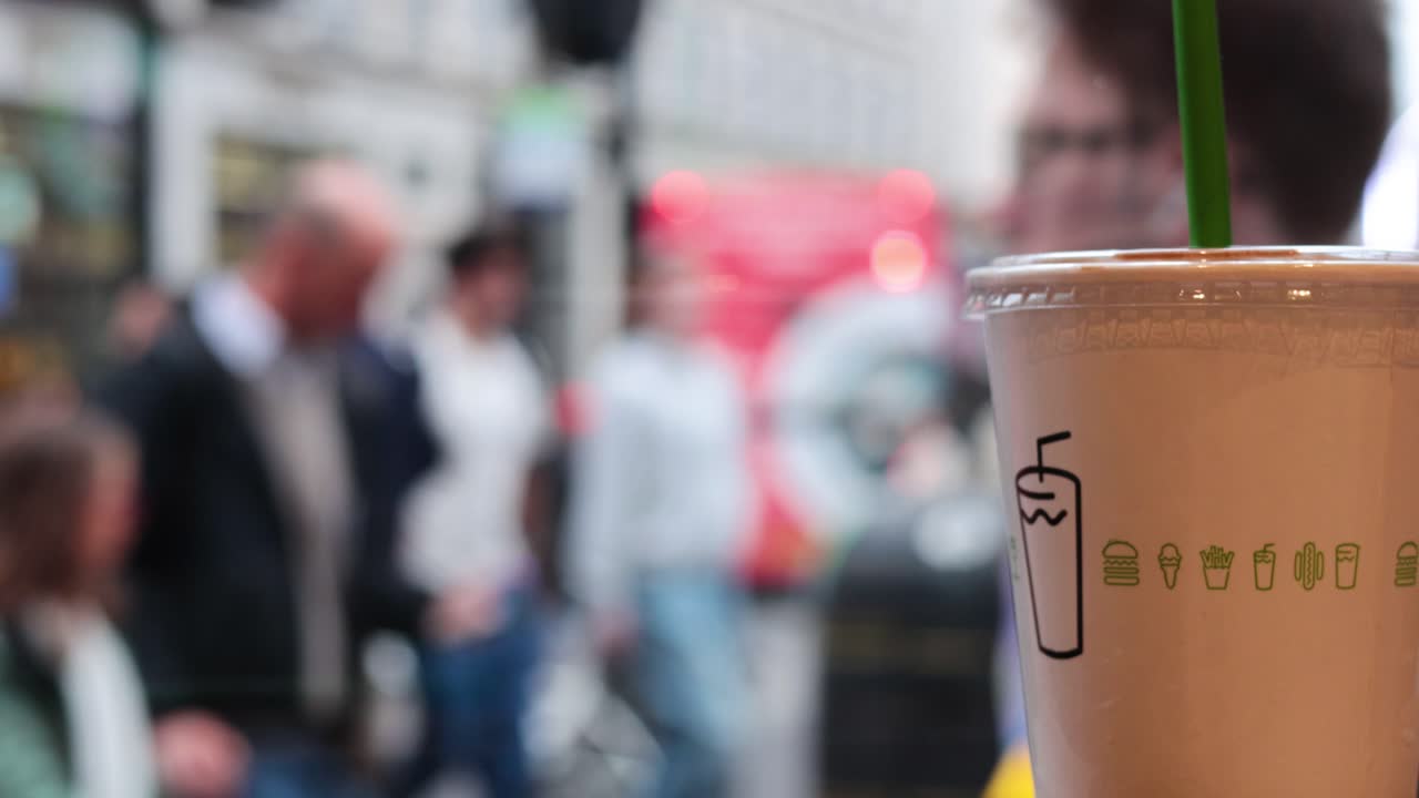 런던 에서 술 을 마시고 지나가는 사람 들