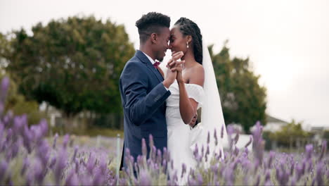 Boda,-Baile-Y-Pareja-Negra-En-El-Jardín