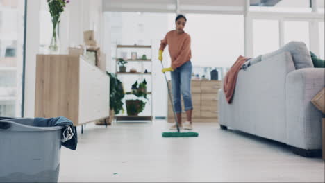 mujer, fregando o limpiando el suelo de la sala de estar