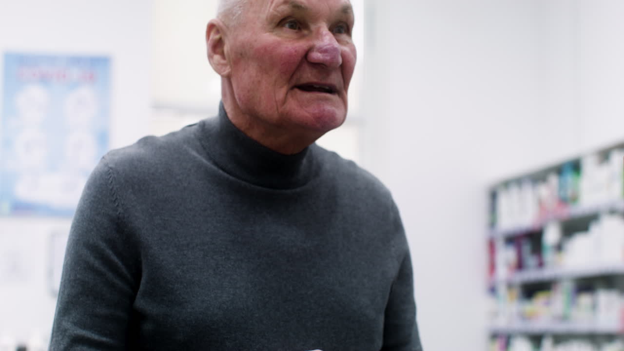 farmacéutico poniendo pastillas en el mostrador