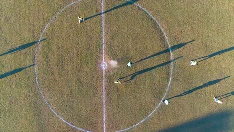 Vista-Aérea-De-Un-Saque-Inicial-En-Un-Partido-De-Fútbol-Amateur-En-Sudamérica.