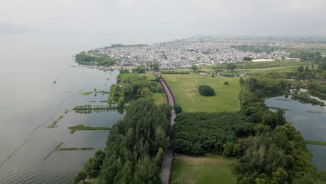 Drohnenaufnahmen-über-Dem-Hai-She-Park,-Mit-Den-Traditionellen-Bai-Dörfern-Im-Hintergrund