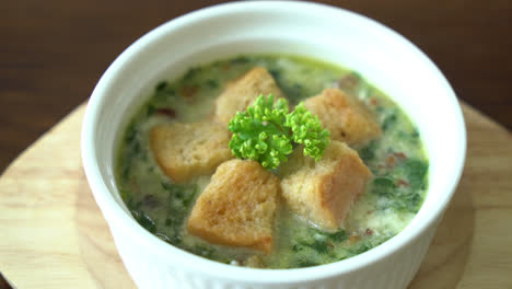 Spinatsuppe-Mit-Brot-In-Weißer-Schüssel