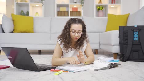 la estudiante con un problema de tiempo es quisquillosa.