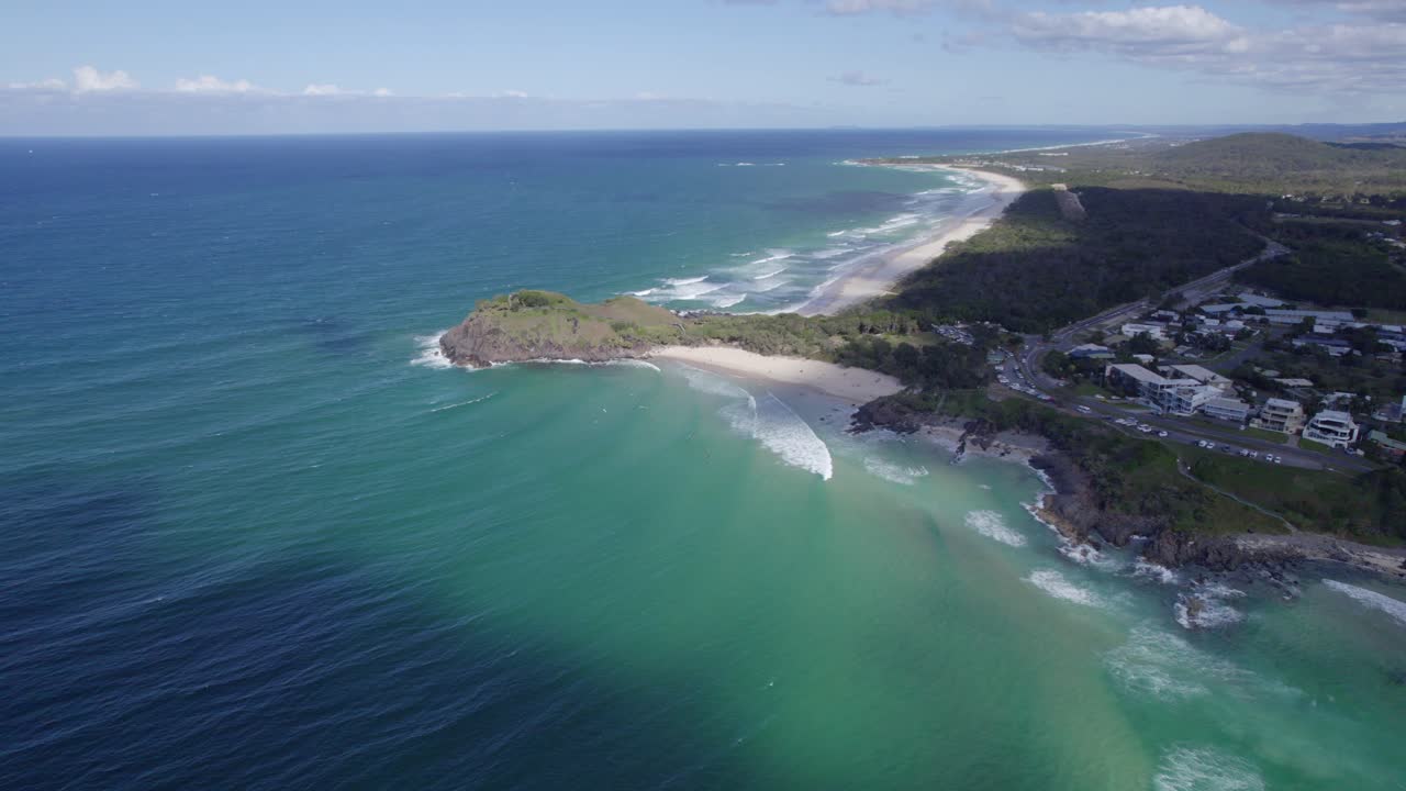 뉴 사우스 웨일즈, 호주의 트위드 해안에 있는 카바리타 해변에서 노리스 곶의 공중 - 드론 샷