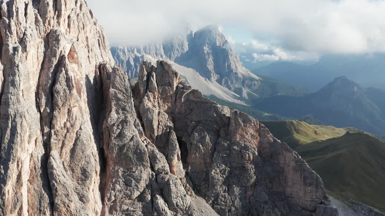 Veduta aerea della vetta del Becco di Mezzodì che rivela il Monte Pelmo tra le nuvole.