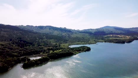 Las-Montañas-Y-El-Lago-En-El-Embalse-De-Crystal-Spring-Avanzan-Con-Drones-Aéreos