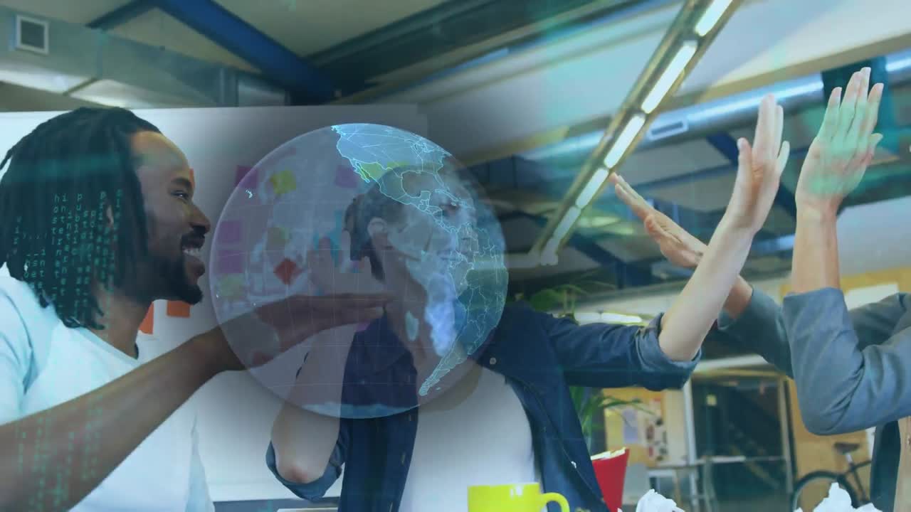 animación del globo y procesamiento de datos sobre sonrientes colegas de negocios de alto cinco