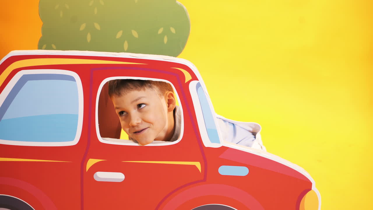 VINNITSA, UCRAINA - Gennaio 2018: Bambino vivace con un viso felice e un sorriso su uno sfondo giallo. Il concetto di un bambino felice