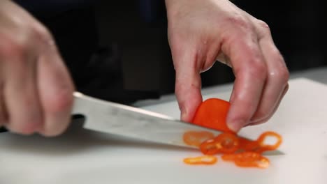el chef cortando pimientos
