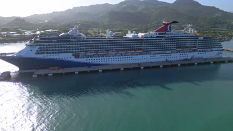 carnival cruise ship en la terminal de cruceros de amber cove en puerto plata, república dominicana