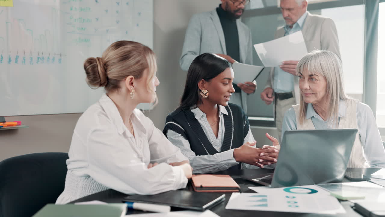 Équipe commerciale collaborant lors d’une réunion de bureau