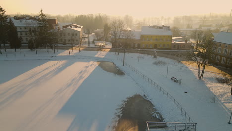 Läuferzüge-Laufen-Durch-Einen-Gefrorenen-Park-Voller-Schnee-Und-Halten-Erschöpft-An