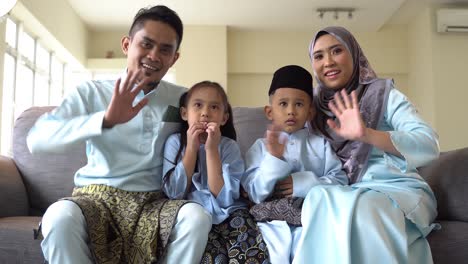 eid mubarak celebration moment, malay family