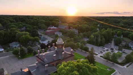 Vista-Aérea-Cinematográfica-De-La-Puesta-De-Sol-Sobre-El-Histórico-Palacio-De-Justicia-Y-La-Iglesia,-Stillwater