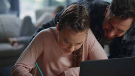 hija estudiando a distancia bajo la supervisión del padre