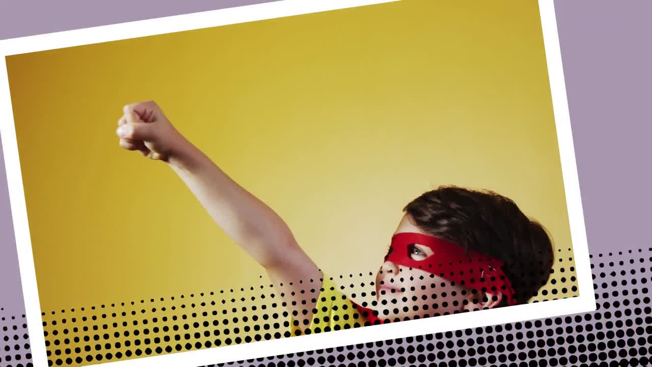 chico con un disfraz de superhéroe posando