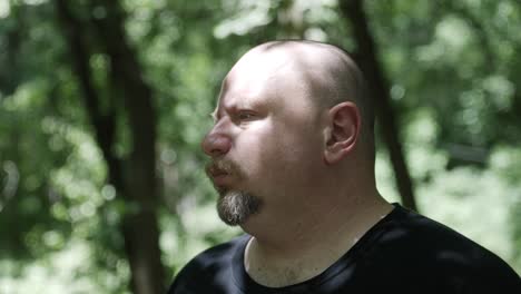 Un-Hombre-Se-Para-En-El-Bosque-Mirando-El-Cielo-En-Cámara-Lenta