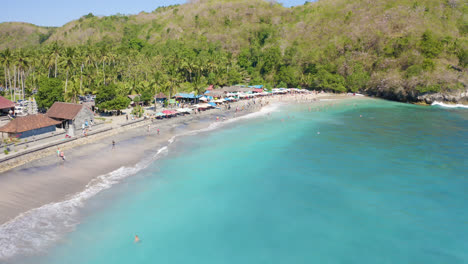 Kristallbuchtstrand,-Bali-Indonesien-Mit-Erstaunlichem-Schwarzem-Vulkansandstrand