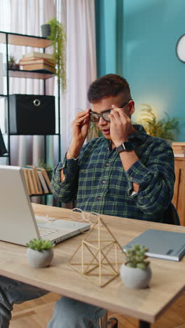 Hombre-De-Negocios-Tomando-Un-Descanso-Del-Trabajo-Con-Gafas-3D-Comiendo-Palomitas-De-Maíz-Y-Viendo-Una-Película-En-La-Oficina