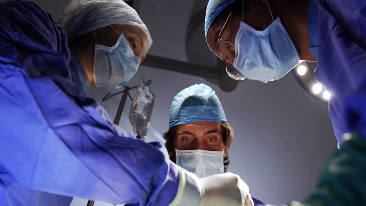 cirujanos que realizan la operación 4k