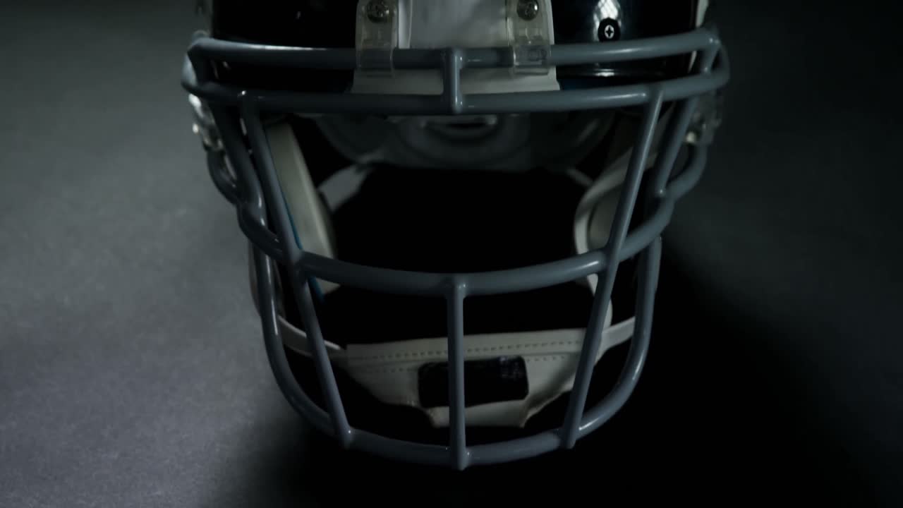 Primo piano di giocatore di football americano che guarda in alto 4K